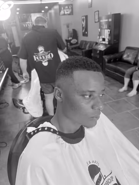 Afro court avec low fade réalisé par Youssef Ouda à Montréal