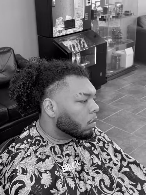 Mullet bouclé avec barbe structurée par Youssef Ouda