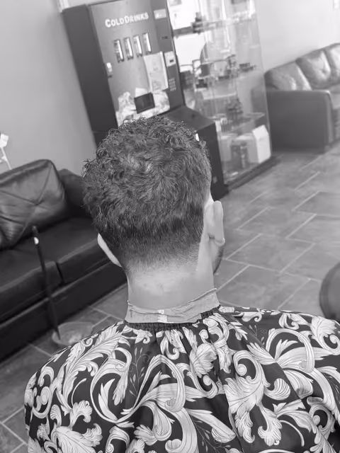 Vue arrière d’un taper bas sur cheveux bouclés par Youssef Ouda
