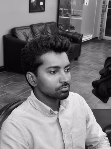 Brush back exécutif texturé sur cheveux épais réalisé par Youssef Ouda à Montréal